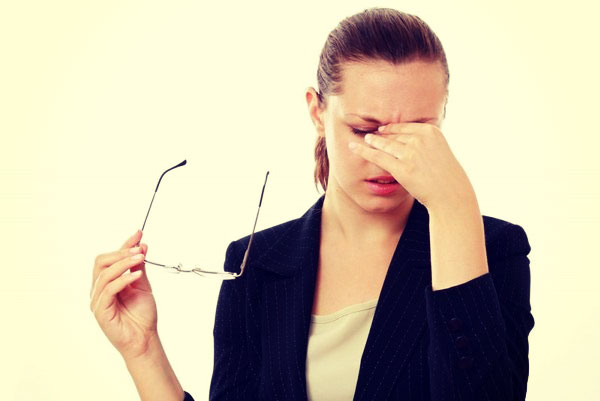 почему болят глаза