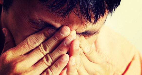 почему болят глаза